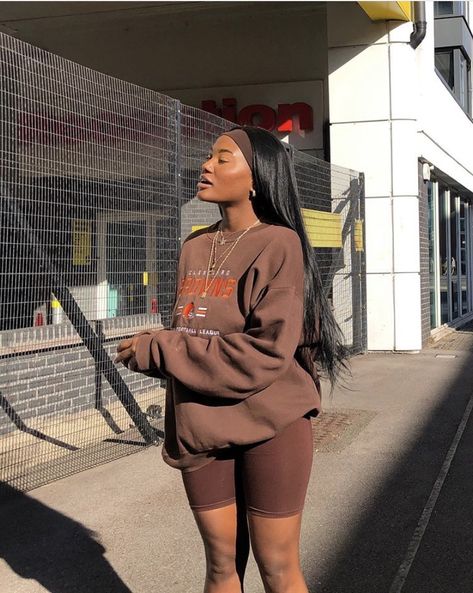 Brown cycle shorts. Brown sweatshirt. Brown fit. Black girl. ig: @ omgtiffanie Brown Sweats Outfit, Brown Outfit Aesthetic, Brown Aesthetic Outfit, Cycling Shorts Outfit, Sweats Outfit, Monochromatic Fashion, Trendy Fall Outfits, Legging Outfits, Brown Outfit