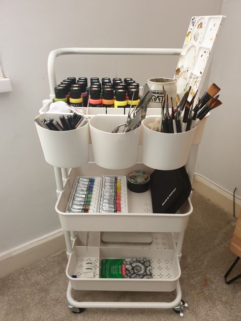 Got this neat trolley from Amazon for around £25.00 (discounted from £29.99) to store all my art supplies. It's pretty awesome and has enough storage. I can't stand clutter so it helps take away any stress it can cause. https://www.amazon.co.uk/dp/B07MM17X9C/ref=cm_sw_r_cp_apa_i_3H7wFb2GFG7C3 Ruang Studio Musik, Dream Art Room, Art Studio Storage, Small Art Studio, Art Studio Space, Art Supplies Storage, Art Studio Room, Desain Furnitur Modern, Art Studio Organization