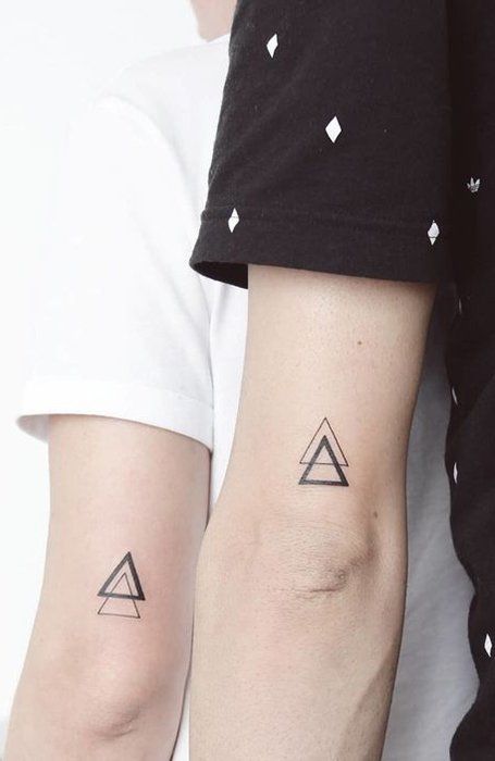 Tattoo Placements, Tatuajes Irezumi, Micro Tattoos, Brother Tattoos, Cute Couple Tattoos, Sibling Tattoos, Couples Tattoo Designs, Triangle Tattoos, Geometric Tattoo Design