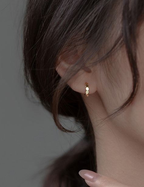 These unique earing are an elegant touch to your formal look, featuring a modern, honeycomb design. Short Sleeve Bridesmaid Dress, Shaped Hoop Earrings, Simple Gold Earrings, Formal Look, Honeycomb Shape, Fancy Jewellery Designs, Honeycomb Design, Misty Rose, Maxi Bridesmaid Dresses