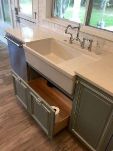 Small Kitchen Backsplash, Casa Diy, Farmhouse Kitchen Cabinets, Farmhouse Kitchen Design, Kitchen Cabinets Makeover, Farmhouse Sink Kitchen, Kitchen Upgrades, Diy Kitchen Cabinets, Modern Farmhouse Kitchens