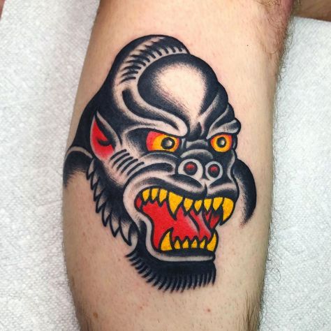 Darius Cappelli on Instagram: “My second ever gorilla head and I’d love to do more. Hit my DM’s if this guy is your speed  @keysonkitestattoo  . . . . . . . . .⁣ .⁣ .⁣…” Kites Tattoo, Traditional Tattoo Gorilla, Gorilla Tattoo, Creative Fashion Photography, Bear Images, Traditional Tattoo Flash, Tattoo Art Drawings, Head Tattoos, American Traditional Tattoo