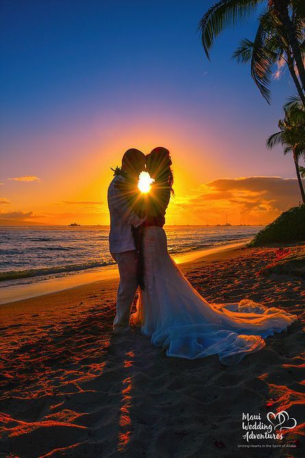 Beach Wedding Photography, Beach Wedding Photos, Beach Sunset Wedding, Maui Beach Wedding, Wedding Pictures Ideas, Maui Beach, Pose Fotografi, The Pose, Sunset Wedding