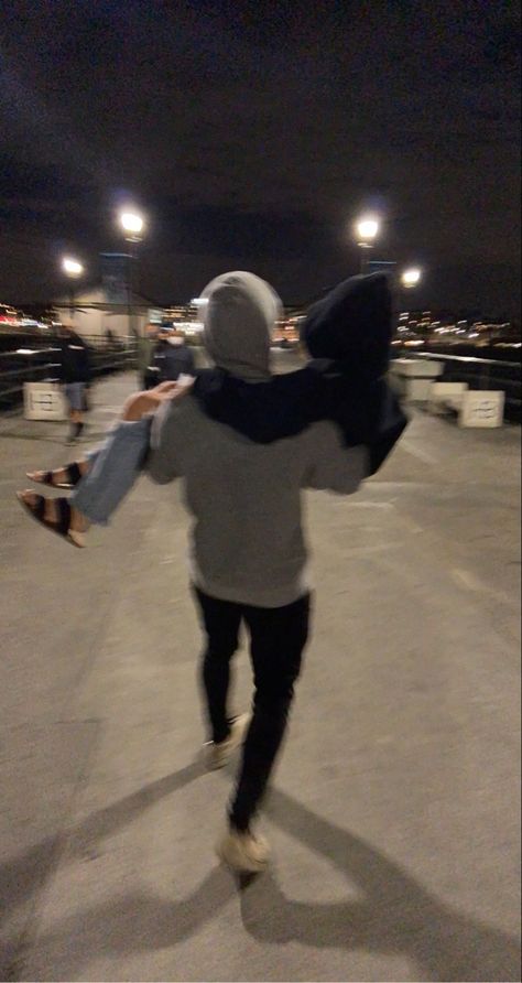 Man Carrying Woman, Tall Boyfriend Short Girlfriend, Protective Boyfriend, Short Girlfriend, Tall Boyfriend, Short Couples, Cute Relationship Pics, Dream Boyfriend, Ideal Boyfriend