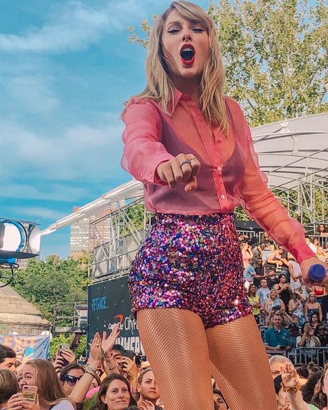 Taylor Swift Iconic Outfits Lover, Lover Album Outfits, Taylor Swift Lover Fest, Lover Outfit Taylor Swift, Taylor Swift Lover Outfits, Taylor Swift Lover Era Outfits, Lover Taylor Swift Outfits, Lover Era Aesthetic, Lover Era Taylor Swift