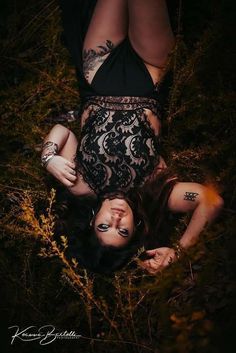 Fall Budiour Photoshoot, Goth Photography Aesthetic, Spooky Photoshoot Ideas Plus Size, Witchy Bodouir, Spooky Bodiour Plus Size, Plus Size Witch Photoshoot, Womens Halloween Photoshoot, Spooky Budiour Photoshoot, Dark Christmas Photoshoot