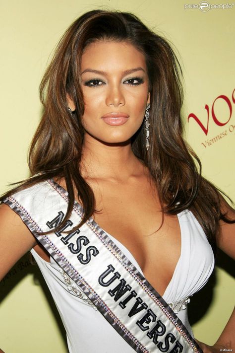 Zuleyka Jerrís Rivera Mendoza (born October 3, 1987) is a Puerto Rican actress, TV Host, dancer, model and beauty queen who won the titles of Miss Puerto Rico Universe 2006 and Miss Universe 2006. Mendoza, Zuleyka Rivera Miss Universe, Miss Universe 2006, Puerto Rican Actresses, Zuleyka Rivera, Miss Puerto Rico, Miss Univers, Latina Outfits, Exotic Women