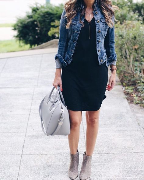 Black dress, denim jacket and grey booties for fall Fall Night Outfit, Looks Camisa Jeans, Rok Outfit, Poncho Outfit, Jean Jacket Outfits, Grey Booties, Mode Jeans, Outfits 2017, Outfit Jeans