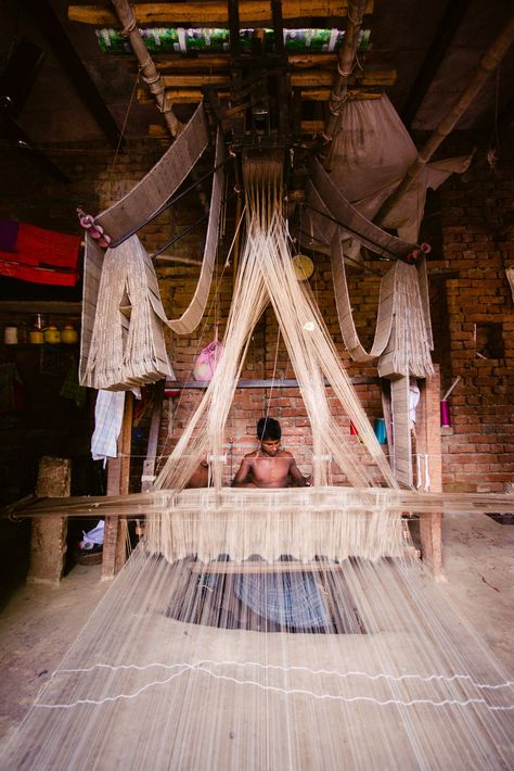 For Indian Weavers in Varanasi, Help for an Endangered Craft - The New York Times Indian Woven Textiles, Textiles Installation, Diwali Inspiration, Ganges River, Handloom Weaver, Indian Handloom, Mood Board Template, Textile Museum, Silk Weaving