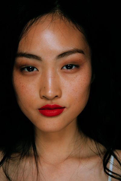 Jin weng Makati City, Red Lip Asian, Red Lips Asian, Ethnic Makeup, Jing Wen, Runway Beauty, Minimal Makeup, Asian Eyes, Burberry Prorsum