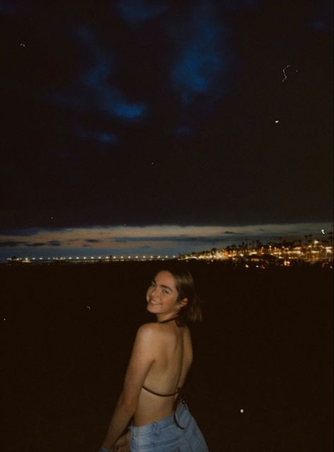 Night At Beach Photos, Night At The Beach Outfit, Beach At Night Poses, Night Pics Beach, Night Beach Pictures Instagram, Beach Photo Shoot Aesthetic, Aesthetic Night Beach Photos, Night Beach Photo Shoot, Night Beach Photoshoot Picture Ideas