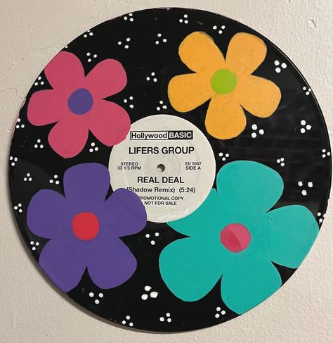 Easy Record Painting Ideas, Record Aesthetic Vinyl, Record Painting Ideas Aesthetic, Records Painted, Vinyl Records Crafts, Painted Records Vinyl, Vinyl Record Painting Ideas, Painted Vinyls, Record Aesthetic