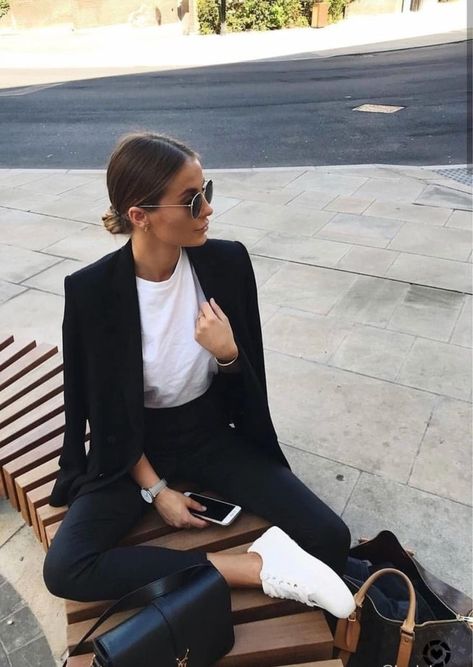 Fashion makes urban life more valuable. #streetstyle #streetfashion #hipster #hipstergirl Minimalista Sikk, T Shirt Branca, Casual Chic Outfits, Spring Summer Fashion Trends, Populaire Outfits, Autumn Look, Look Blazer, Ținută Casual, Looks Street Style