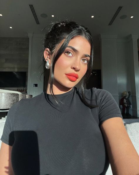 Drop Earrings Outfit, Kylie Jenner Photos, Earrings Outfit, Kylie J, Chunky Earrings, Kylie Kristen Jenner, King Kylie, Lip Crayons, Jenner Outfits