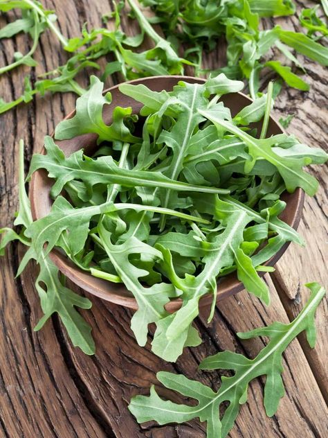 Arugula or Rocket - what's the difference? Nothing they are one and the same thing. Not as popular as kale but a tasty healthy option for eating greens! It is simply known as Arugula in the US and Rocket in the UK and Australia. via @saladswithanastasia Eating Greens, Rocket Leaves, Arugula Salad Recipes, Rocket Salad, Green Eating, Lemon Olive Oil, Salad Spinner, Salad Leaves, Mustard Greens