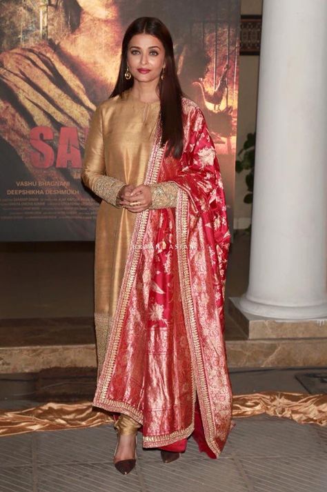 Aishwarya Rai Bachchan· Pink Banarasi Dupatta, Sabyasachi Dresses, Randeep Hooda, Indian Kurti Designs, Banarasi Dupatta, Indian Designer Suits, Casual Indian Fashion, Kurti Designs Party Wear, Dress Indian Style