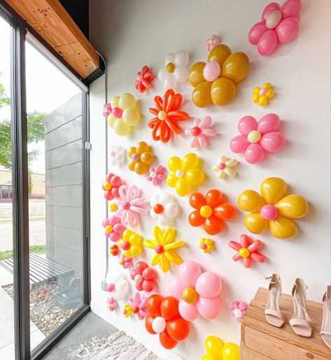 A flower power balloon wall or balloon backdrop! Colorful Prom Decorations, Flower Decor Party, Flower Power Birthday Theme, Diy Groovy Decorations, Birthday Flowers Decorations, Pink And Yellow Bachelorette Party, Cochella Theme Birthday Party, Merch Pop Up Shop, Balloon Flower Wall