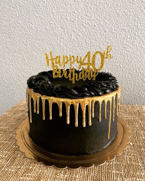 Black Cake Gold Drip, Black Gold Cake Ideas, Black And Gold 40th Birthday Cake, Graduation Cake Black And Gold, Black Cake With Gold Drip, Black And Gold Cake Design, Black And Gold Theme Cake, Black Gold Cake Birthday, Black Cake Ideas Birthdays