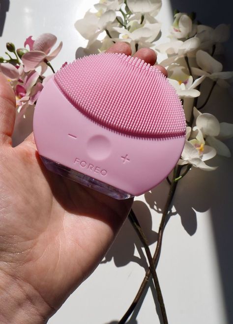 Make Up Eyes, Mini Products, Foreo Luna Mini, Foreo Luna, Face Products, Facial Cleansing Brush, Makeup Eyes, Best Skincare Products, Maquillaje Natural