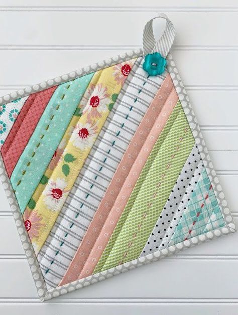 10 Quilted Hot Pad Tutorials – Free Patterns Sew Ins, Quilted Potholder Pattern, Hot Pads Tutorial, Quilted Potholders, Potholder Patterns, Quilted Gifts, Small Sewing Projects, Creation Couture, Hot Pad