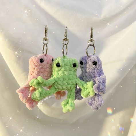 ✨ baby leggy frog keychains! 🐸 hi everyone! it’s so nice to be making a post again and interact with y’all 🥹 how has everyone been? very excited about this adorable baby leggy frog keychain I will be adding to my shop soon as one of my “market finds” ^^ which are items I usually sell at markets that will be able to be found on my Etsy and website! stay tuned for more really exciting plushies I’ve been working on these past couple weeks 🤭 『pattern ~ @knotjadedco 』 『yarn ~ @premieryarns 』 I... Crochet Couples Keychain, Crochet Plushies For Market, Crochet Couple Keychain, Leggy Frog, Frog Keychain, Crochet Plushies, Couples Keychains, Busy Bee, So Nice