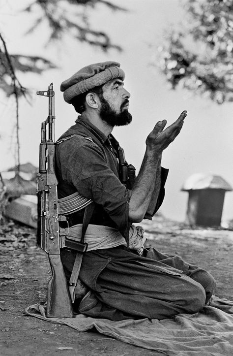 ‘Mujahid prays’, 1980. | 24 Striking Pictures Of Afghanistan By Photojournalist Steve McCurry Silent Language, James Nachtwey, Afghanistan Photography, Foto Langka, Steve Mc, Afghan Girl, Steve Mccurry, Robert Doisneau, المملكة العربية السعودية