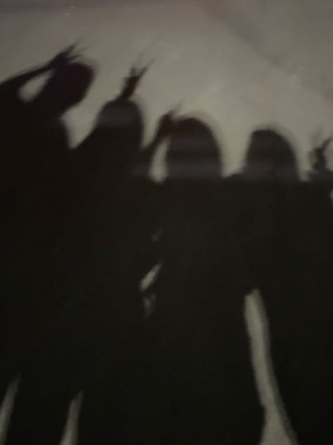 No Face Friends Pictures, Friends Shadow Pictures, Darkcore Aesthetic, Asthetic Picture White And Black, Couple Shadow, Pictures For Friends, Beach Instagram Pictures, Bridal Songs, Night Shadow