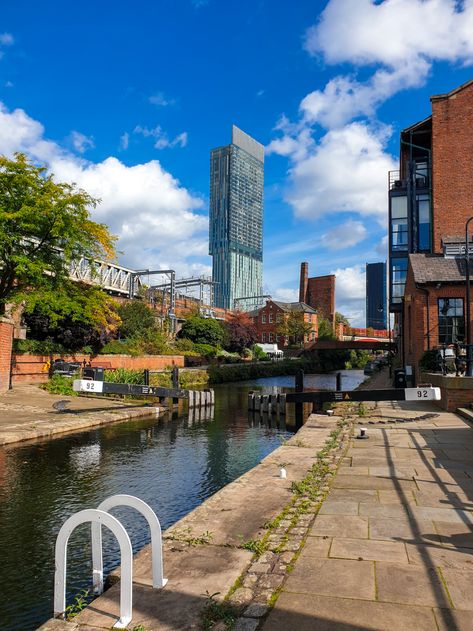 22 Famous Landmarks in Manchester, UK, that you must see - BeeLoved City Manchester Landmarks, Beautiful Places In England, Manchester Town Hall, Manchester Cathedral, Visit England, Midland Hotel, Manchester Travel, England Travel Guide, Instagram Places