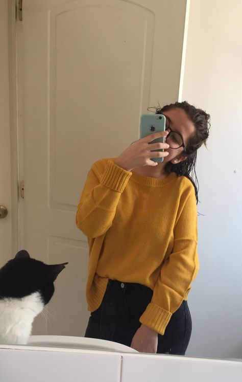 Yellow Shirt And Black Jeans Outfit, Yellow Sweater Outfit Winter, Yellow Top And Jeans Outfit, Mustard Yellow Sweater Outfit, Vintage Sweater Outfit, Mustered Yellow, Yellow Sweater Outfit, Colour Outfits, Mustard Yellow Outfit