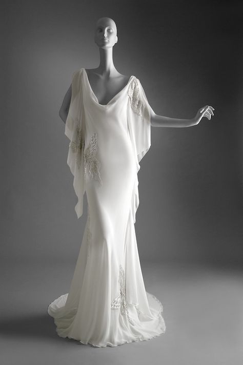 2005 Spring Summer HC Boldini-style chiffon white evening dress © Valentino Garavani Virtual Museum Couture, 70s Fashion Skirt, Nz Summer, Asian Retro, Japan Winter Fashion, Fashion Keywords, 1970s Summer, Japanese Minimalist Fashion, Japanese Minimalist