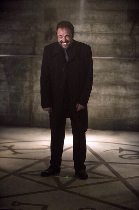 Mark Sheppard. This pic is fantastic! I can't look at it without laughing and smiling myself! Winchester Boys, Winchester Brothers, Sam E Dean Winchester, Crowley Supernatural, Bobby Singer, Mark Sheppard, Supernatural Tv Show, Tv Supernatural, Jeffrey Dean Morgan