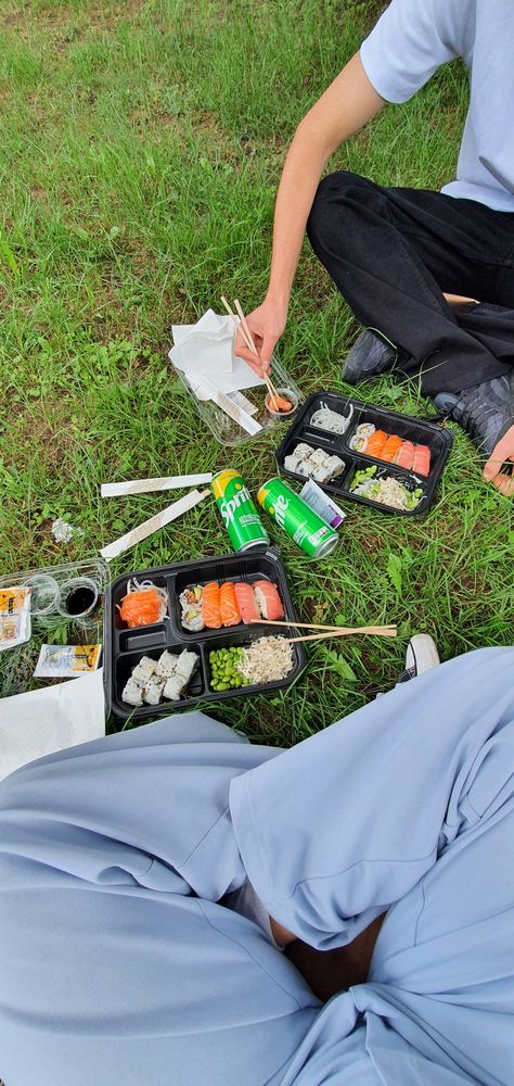 Couple Eating Together Aesthetic, Couple Sharing Food, Gay Date Aesthetic, College Date Ideas, Sunshine Activities, Couple Activity, Couples Art Project, Couple Food, Relationship Vision Board