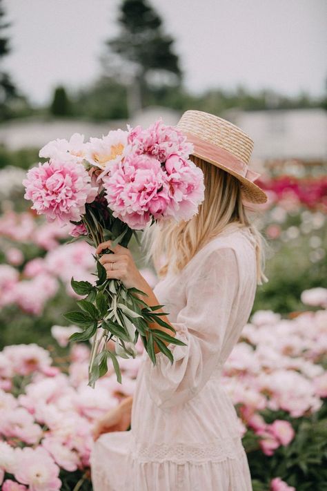 Amber Fillerup, Flower Photoshoot, Barefoot Blonde, Summer Photoshoot, Spring Inspiration, Flower Farm, Flower Field, Beautiful Blooms, Love Flowers