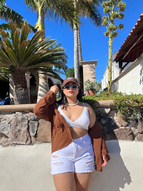 Summer Beach Outfit Midsize, Beach Curvy Pose, Chubby Girl Beach Outfit, Beach Plus Size Poses, Outfit Playa Gorditas, Beach Poses Chubby, Outfit Playa Curvy, Summer Outfits Women Plus Size, Beach Outfit Ideas For Chubby