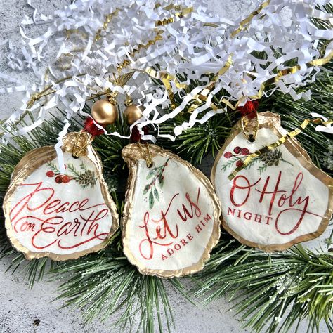 Christmas Dinner Decor, Coastal Tree, Scallop Shell Craft, Spring Ornaments, Christmas Dinner Decorations, Seashell Christmas Ornaments, Oyster Ornament, Oyster Shell Crafts, Dinner Decor