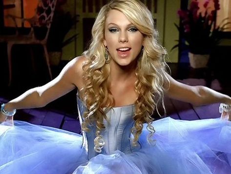 Our Song music video Taylor Swift Music Videos Outfits, Taylor Swift Our Song, Taylor Swift 2006, Taylor Swift Costume, Music Video Outfit, Taylor Swift Music Videos, Our Song, Taylor Swift Music, Taylor Swift Outfits