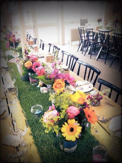 Hot bright colours adoring this table with astro turf table runners x Grass Runner Table Decor, Garden Party Table Runner, Flower Table Runner, Floral Ice, Table Arrangements Wedding, Flower Table, Astro Turf, Birthday Table, Wedding Arrangements