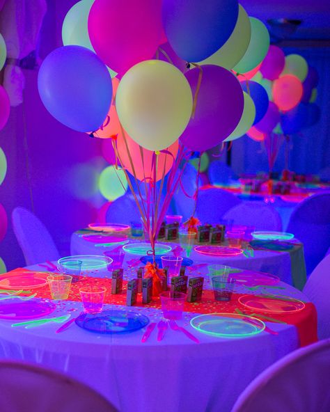 Sweet 16 Glow In The Dark Party Ideas Decoration, Neon Party Food Table, Sweet 16 Party Ideas Neon Theme, Preppy Neon Birthday Party, Glow Party Desserts, Let’s Glow Crazy Party, Glow In The Dark Table Decorations, Glow Party Balloon Arch, Glow Party Cakes