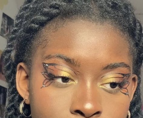 #aesthetic #makeup #butterfly Yellow Butterfly Makeup, Gold Butterfly Makeup, Monarch Makeup, Monarch Butterfly Makeup, Fairy Eyeliner, Butterfly Eye Makeup, Butterfly Makeup, Butterfly Eyes, Bee Wings