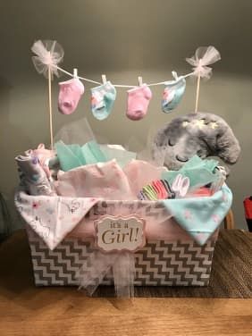 Baby Shower Laundry Basket, Baby Shower Wardrobe Gift, Laundry Basket Gift Ideas, Baby Shower Girl Gifts Basket, Tulle Baby Shower, Baby Shower Hamper, Cadeau Baby Shower, Basket Gift Ideas, Deco Baby Shower