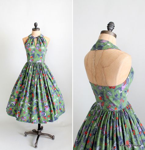 1950s halter sundress.    https://www.etsy.com/listing/105979469/vintage-1950s-dress-50s-full-skirt Vintage 1950s Dresses, Moss Green Background, 1950s Sundress, Halter Sundress, 1900s Fashion, Vintage 1950s Dress, Handmade Inspiration, Fashion 1950s, Rockabilly Dress