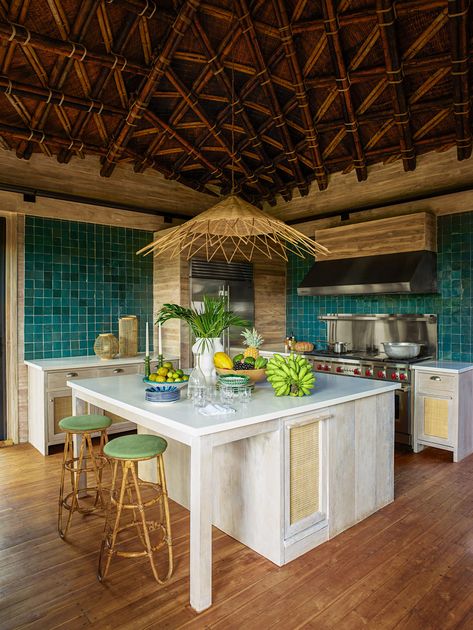 Tour Aerin Lauder's Indoor-Outdoor Tropical Escape Hawaiian House, Tropical Kitchen, Tropical Beach Houses, Tropical Interior Design, Caribbean Homes, Hawaiian Homes, Tropical Interior, Estilo Tropical, Hawaii Homes