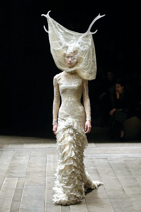 Mcqueen Couture, Alexander Mcqueen Couture, Eve Fashion, Beauty Exhibition, Alexander Mcqueen Runway, Alexander Mcqueen Savage Beauty, Dress Couture, Mcqueen Fashion, Savage Beauty