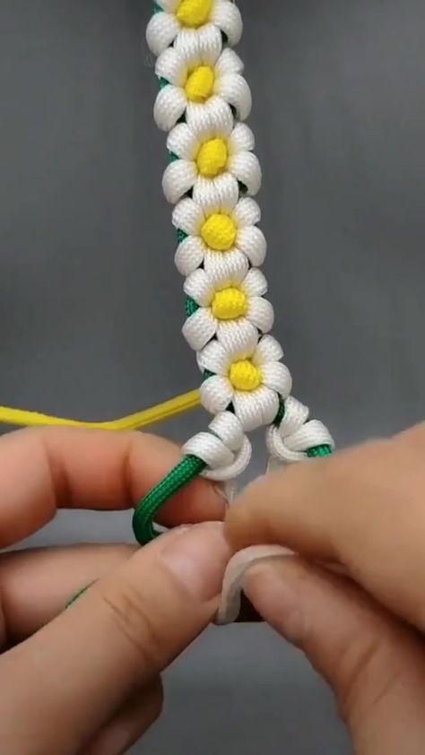 Daisy Chain Tutorial, Diy Cards For Friends, Shoes Grunge, Chain Tutorial, Easy Crochet Slippers, Bucket Hat Pattern, Diy Jewelry Making Tutorials, Crochet Bracelet Pattern, Cute Friendship Bracelets