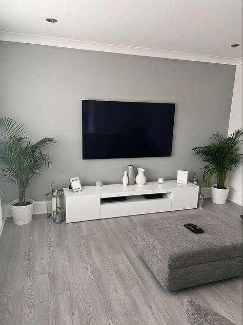 Modern Dark Grey Living Room, Light Grey Accent Wall Living Room, White And Grey Walls Living Room, White Room With Grey Accent Wall, Light Grey Feature Wall Living Room, Living Room Grey Feature Wall, Modern Grey Apartment, Grey Living Room Ideas Minimalist, Grey Carpet Apartment Decor