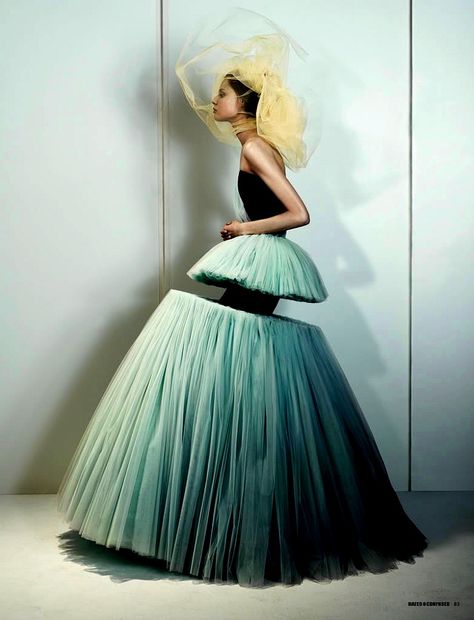 Viktor & Rolf’s Surreal cut out dress from their SS2010 collection Victor And Rolf, Mode Editorials, Magdalena Frackowiak, Sculptural Fashion, Textil Design, Couture Mode, Weird Fashion, Viktor & Rolf, Mode Inspiration