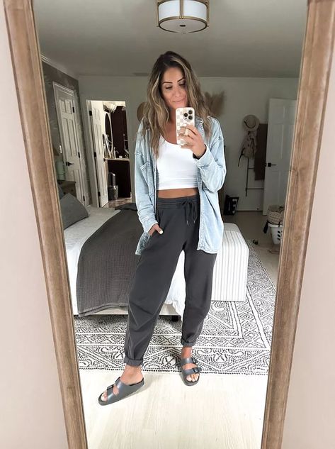 Chic Joggers Outfit, Appointment Outfit Casual, Casual First Date Outfit Spring, Casual Summer Outfits For Work, Aerie Style, 30 Year Old Women, Comfy Mom Outfits, Virgo Outfits, Joggers Outfit Women