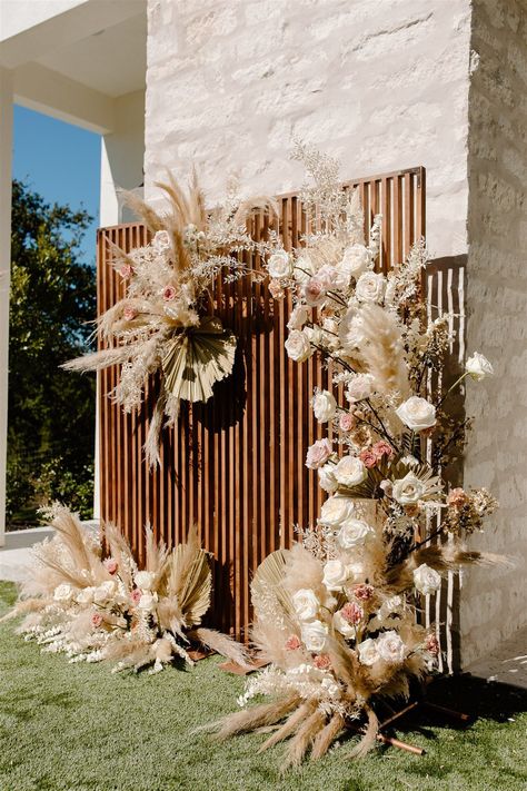 Modern Ethereal Wedding, Floral Ceremony Backdrop, Ceremony Backdrop Ideas, Pampas Grass Ceremony, Floral Ceremony, Elegant Evening Gowns, Boho Wedding Backdrop, Pola Macrame, Grass Backdrops