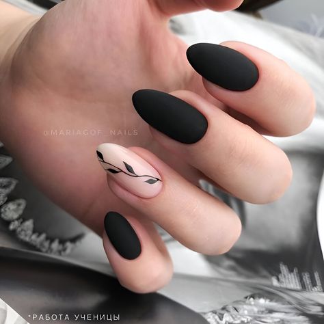 30 Elegant Black Nail Designs For Classy Beauty Short Pretty Acrylic Nails Black, Black Nail Designs Wedding, Minimalist Goth Nails, Black Dainty Nails, Modern Chic Nails, Natural Nails Black Design, Autumn Acrylic Nails Almond, Black Nails Edgy, Clear Nails Black Design