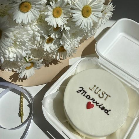 Wedding Bento Cake, Just Married Cake, Wedding Deserts, Nikkah Ideas, Wedding Nikkah, Bento Cakes, Bento Ideas, Easy Lunch Boxes, Street Shooting